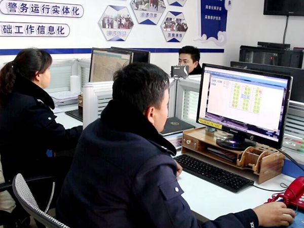 卢楠警务室民辅警认真工作