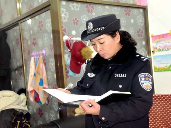 赵静翻阅资料