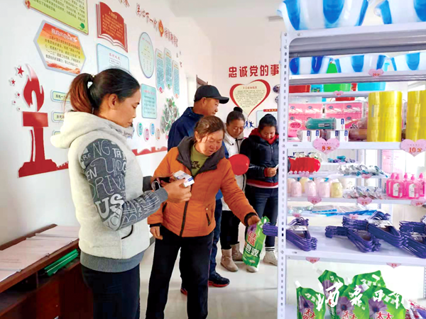 群众参观巾帼家美积分超市。