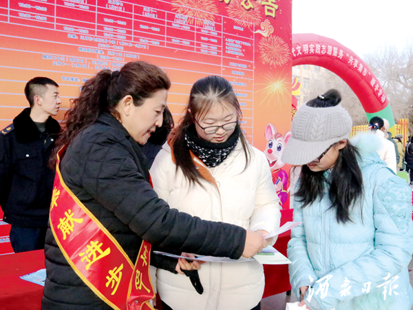 新时代文明实践志愿服务“共享集市“暖冬专场活动现场。