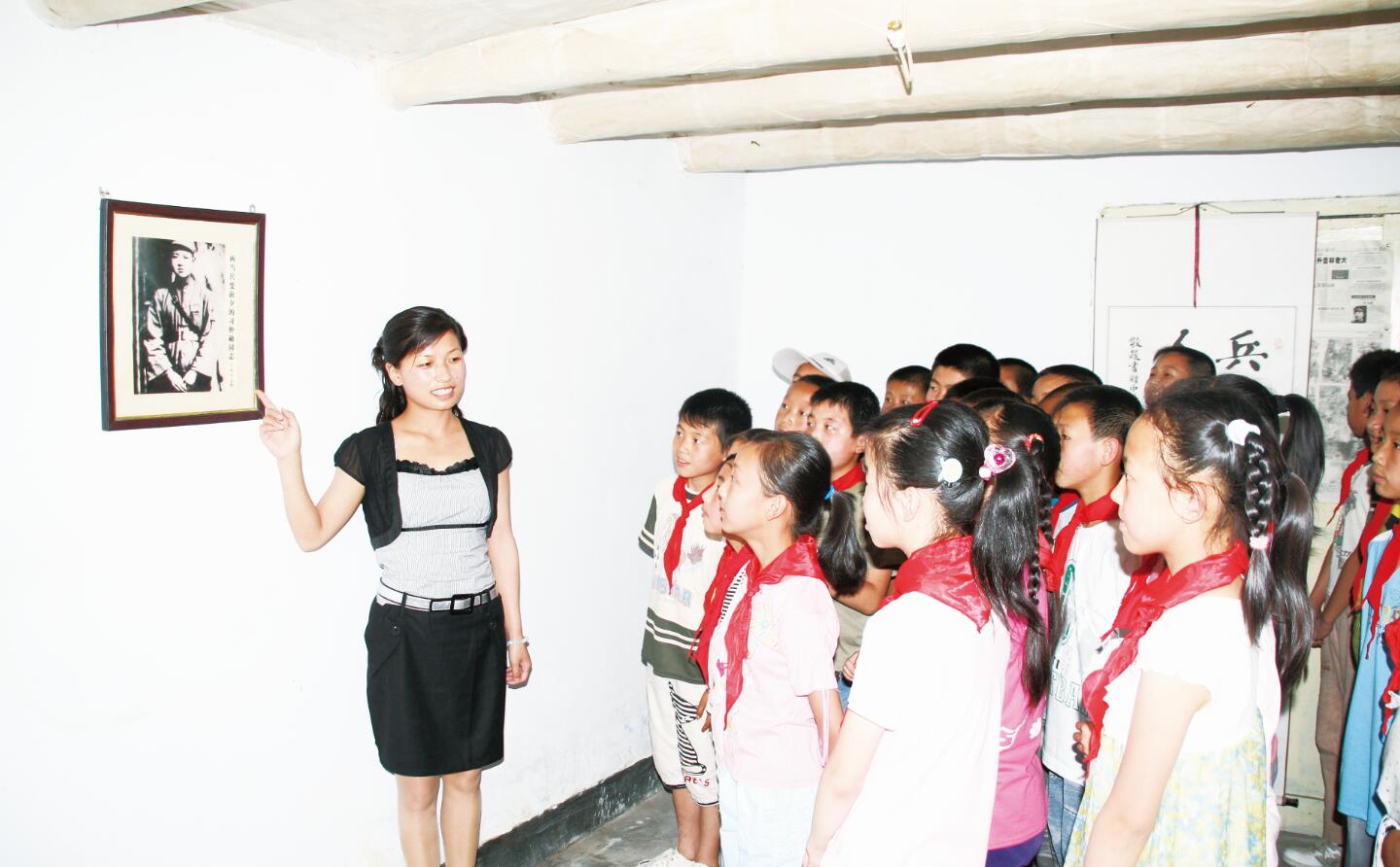 小学生接受红色教育